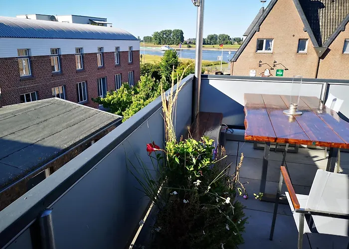 Mit Rheinblick 公寓 *